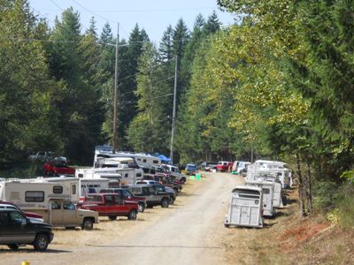 It is surprising how many horsetrailers can fit into the trailhead.